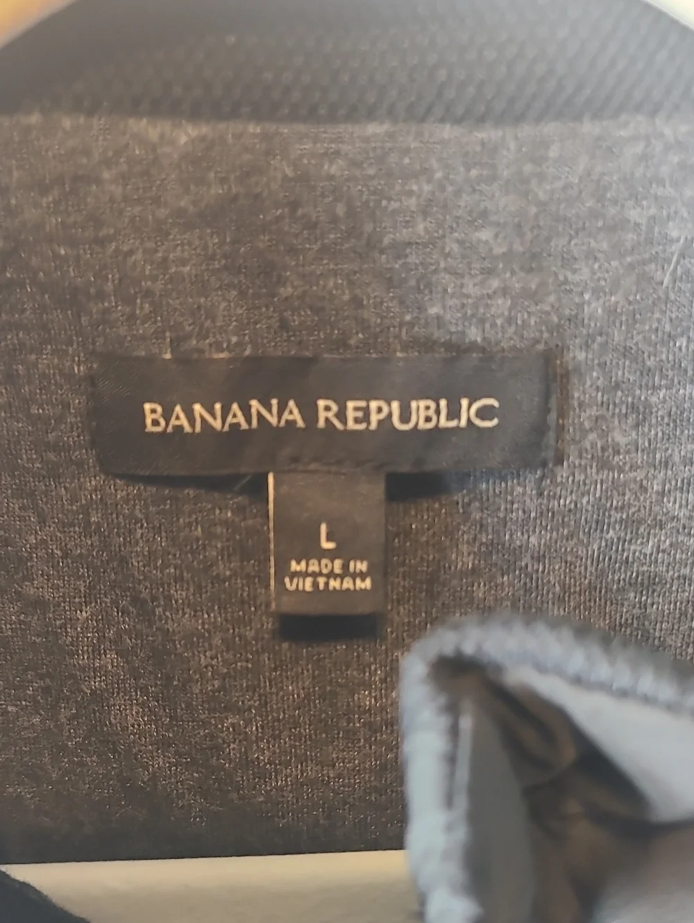 Banana Republic men's quilted vest features a full-zip front and Pockets.  Large